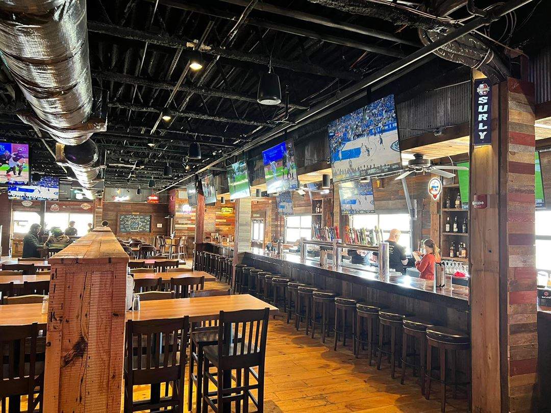 Featured image for post: Best Sports Bar in Rochester, MN for Game-Day Burgers & Beer